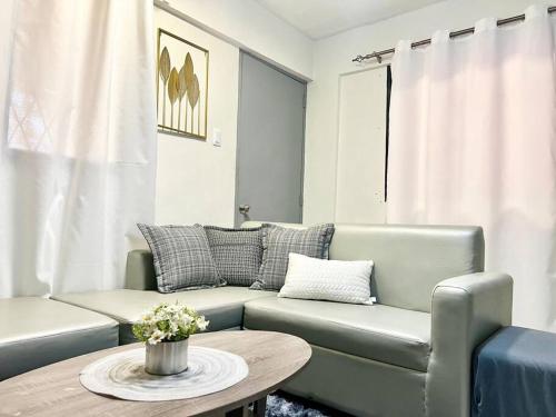 Posezení v ubytování Suite Dreams Staycation - Cozy 2-BR - Wi-Fi Garden Kitchen