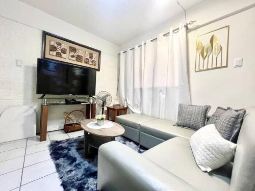TV a/nebo společenská místnost v ubytování Suite Dreams Staycation - Cozy 2-BR - Wi-Fi Garden Kitchen