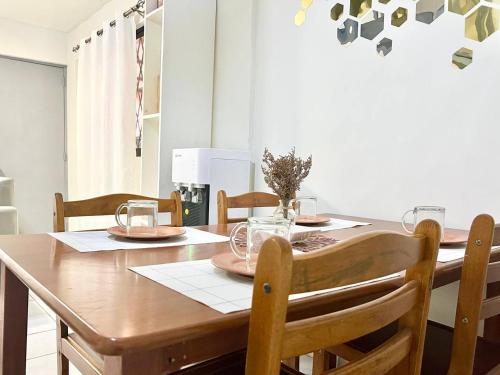 Posezení v ubytování Suite Dreams Staycation - Cozy 2-BR - Wi-Fi Garden Kitchen