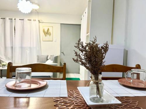 Posezení v ubytování Suite Dreams Staycation - Cozy 2-BR - Wi-Fi Garden Kitchen