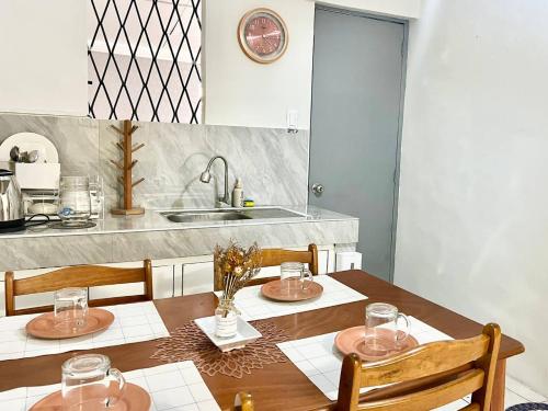 Kuchyň nebo kuchyňský kout v ubytování Suite Dreams Staycation - Cozy 2-BR - Wi-Fi Garden Kitchen