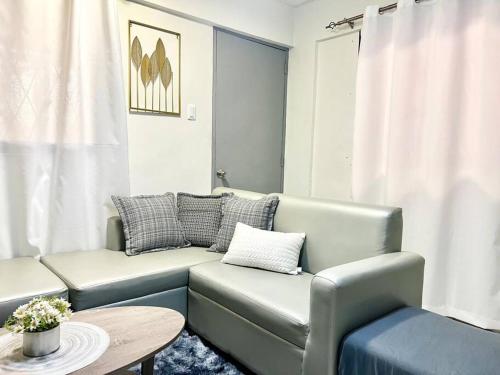 Posezení v ubytování Suite Dreams Staycation - Cozy 2-BR - Wi-Fi Garden Kitchen