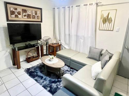 TV a/nebo společenská místnost v ubytování Suite Dreams Staycation - Cozy 2-BR - Wi-Fi Garden Kitchen