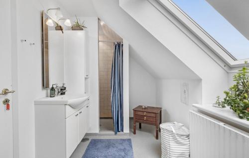 Baño blanco con lavabo y espejo en 3 Bedroom Lovely Apartment In Engesvang, en Engesvang