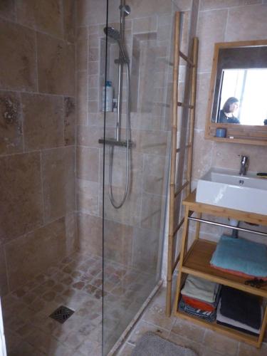 une salle de bain avec douche et lavabo dans l'établissement 5RBUT1 - Maison familiale sur deux niveaux en plein coeur du centre ville, à Collioure