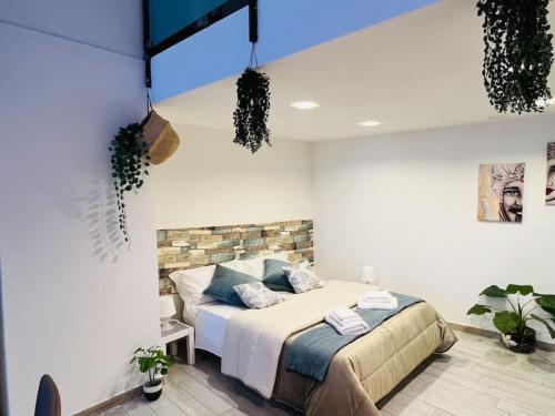 卡塔尼亚Lucrezia’s home的植物间内一间卧室,配有一张床