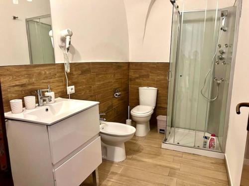 卡塔尼亚Lucrezia’s home的浴室里有马桶、洗手池和淋浴。