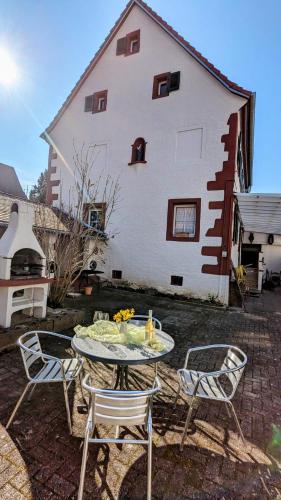 a table and chairs in front of a building at Ferienwohnung Angie in Vogtsburg