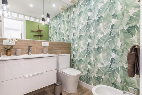 Ένα μπάνιο στο Home2Book Stylish Tropical Apt Terrace & Pool