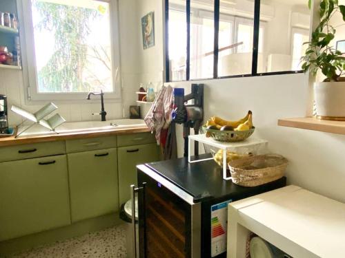 eine Küche mit einer Schale Bananen auf der Theke in der Unterkunft Grand appartement cosy avec balcon 6 personnes in Saint-Ouen