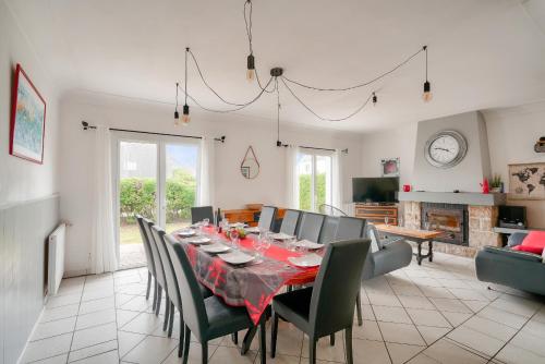 une salle à manger avec une table et des chaises dans l'établissement Maison 5 chambres avec accès direct à la plage, à Loctudy