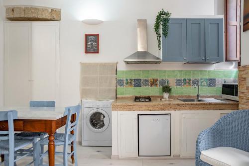 cocina con lavadora y fregadero en Appartamento a Ortigia, en Siracusa