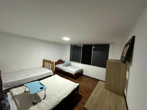 Habitación con 2 camas y ventana en 4 a mas, en Lima