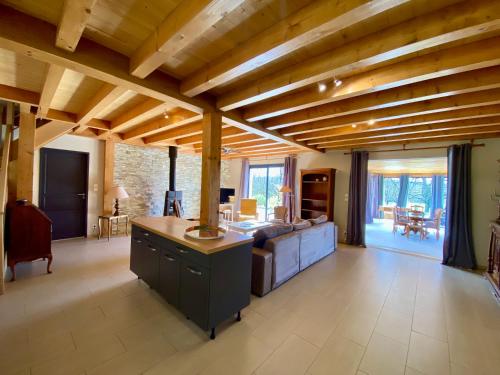 un salon avec un canapé et une table dans l'établissement Le Logis, à Vitrac