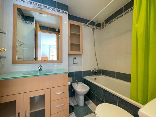 ein Badezimmer mit einem Waschbecken, einer Badewanne und einem WC in der Unterkunft Apartamentos Bonaire 3000 in Oropesa del Mar