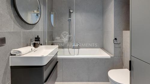 Ένα μπάνιο στο Lion Apartments - Neapol II Premium Apartments with Parking in the Center of Gdańsk