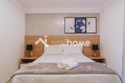 1 dormitorio con 1 cama con toallas en Casa com piscina a 100m da praia em Búzios, en Búzios
