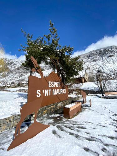 a sign that reads esopt s mt marmite in the snow at Apartamento Sol de Espot - L'Amfitriona in Espot