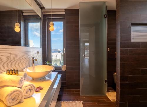 Ett badrum på Crystal Sun Luxury Villa
