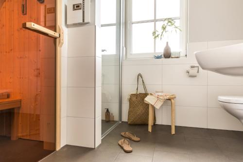 a bathroom with a toilet and a sink at Ferienhaus Schilfrohrsaenger 51 in Fuhlendorf