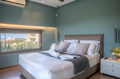 Säng eller sängar i ett rum på Crystal Sun Luxury Villa