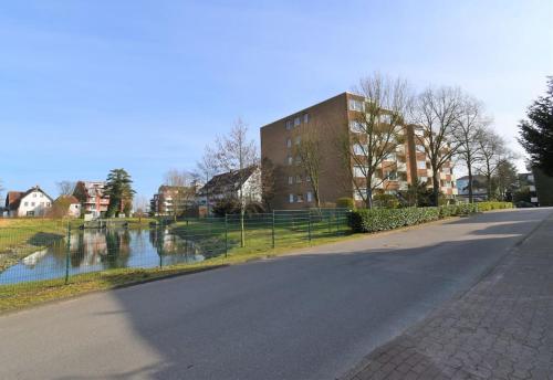 an empty street with a building and a pond at Strandperle - 100m zum Strand in Scharbeutz