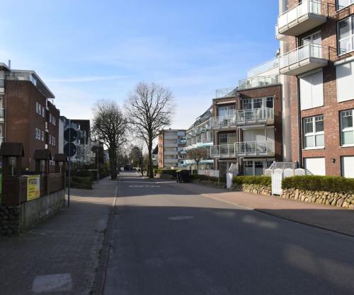 an empty street in a city with tall buildings at Strandperle - 100m zum Strand in Scharbeutz
