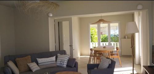 a living room with a couch and a table at Vue exceptionnelle en front de mer, 8 personnes in Ver-sur-Mer