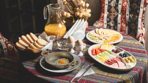 een tafel met borden eten op een tafel bij Xan Hotel in Baku