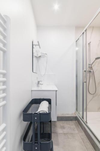 une salle de bain avec un lavabo et une douche dans l'établissement Charmant appartement calme place du Trocadéro - 4P - FLAT-GUEST, à Paris
