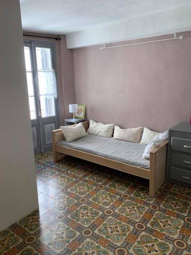 - un canapé installé dans un salon avec un sol dans l'établissement 5RBUT1 - Maison familiale sur deux niveaux en plein coeur du centre ville, à Collioure