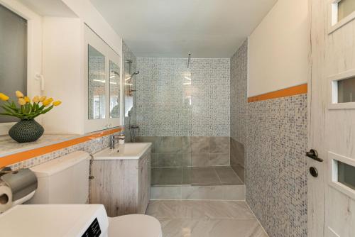 y baño con ducha, aseo y lavamanos. en Apartments Split, en Split