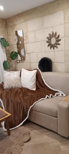 una camera da letto con divano e muro di mattoni di Palazzo Emy a Lecce