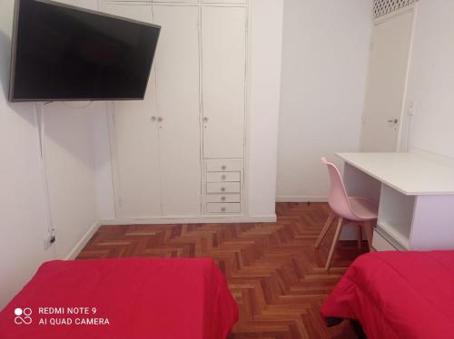 โทรทัศน์และ/หรือระบบความบันเทิงของ Check and Home - Independencia - 6 huéspedes Moderno tipo Duplex con Cochera en el Centro