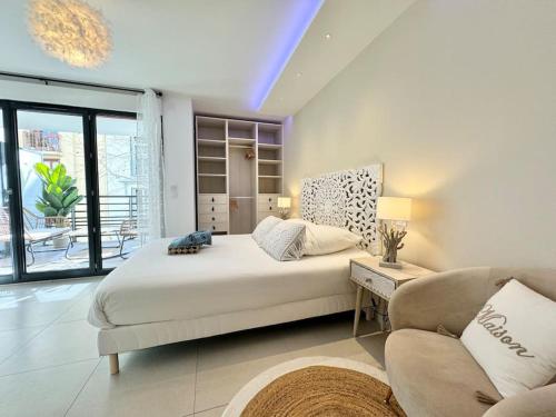 1 dormitorio con 1 cama, 1 sofá y 1 silla en Magnifique studio bohème neuf cœur de ville, en Antibes