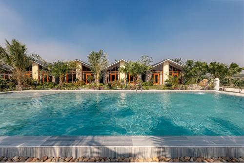 una gran piscina frente a una casa en La Vento Resort Ninh Bình, en Ninh Binh