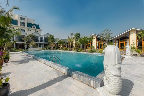 eine Meerjungfrauenstatue neben einem Pool in der Unterkunft La Vento Resort Ninh Bình in Ninh Bình