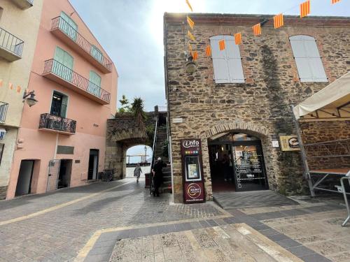 a brick building with an entrance to a store at 5RBUT1 - Maison familiale sur deux niveaux en plein coeur du centre ville in Collioure