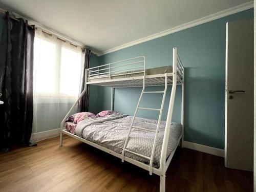 een wit stapelbed in een kamer met blauwe muren bij Familial Apartment - Troyes in Troyes