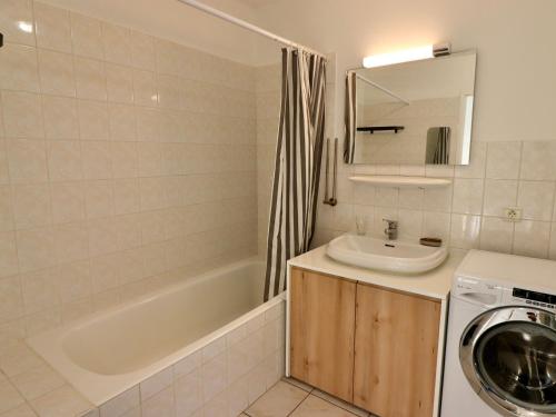 une salle de bain avec un lavabo et une machine à laver dans l'établissement T1 Confortable à 2 Pas du Centre d'Annecy avec Parking et Terrasse - FR-1-432-44, à Annecy