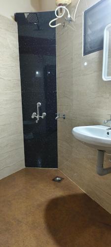 bagno con lavandino e doccia di Prakruthi home 2 a Mangalore