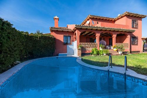 Piscina de la sau aproape de Classic 5 BDRM Andalucian Villa w Pool & Sea View