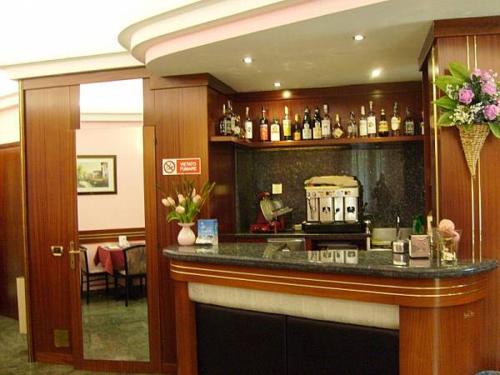 un bar en una habitación de hotel con barra en Hotel Motel Flower, en Novi Ligure