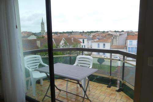 a balcony with a table and chairs and a view at Le Sylvania in Saint-Georges-de-Didonne