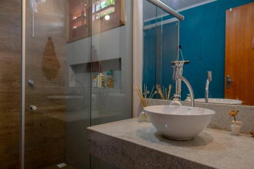 a bathroom with a bowl sink and a shower at Casa Flora Canoa Quebrada in Canoa Quebrada