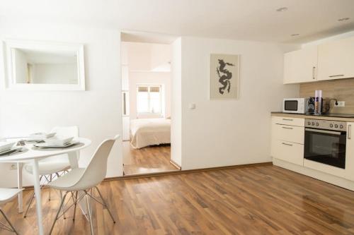 eine Küche und ein Esszimmer mit einem Tisch und Stühlen in der Unterkunft Apartment Altstadt Passau in Passau