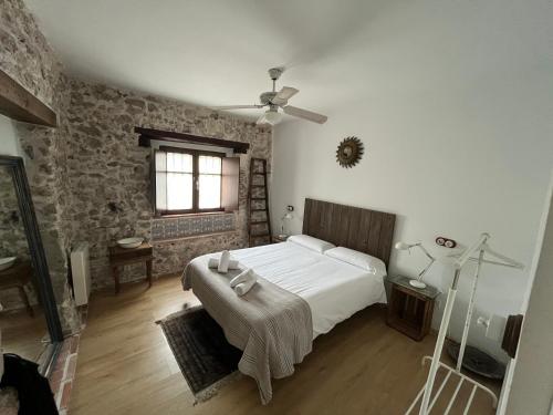 Giường trong phòng chung tại Alojamiento de Piedra con Encanto