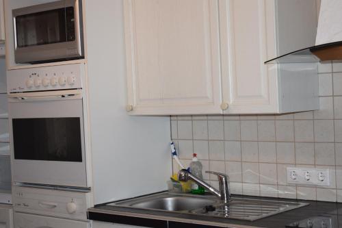 a kitchen with a sink and a microwave at Marktstübchen an der schönen Loreley in Bornich