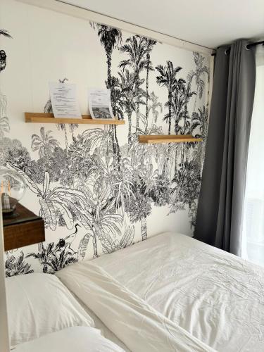 - une chambre avec un lit et du papier peint noir et blanc dans l'établissement 4 pers , 100m de la plage marina baie des anges French Riviera, à Villeneuve-Loubet