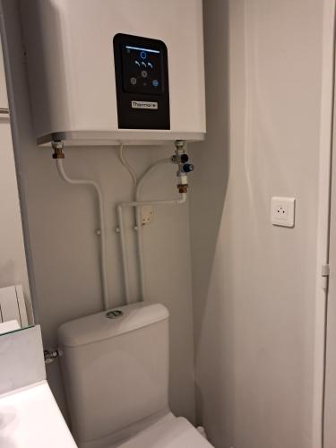 Elle comprend une petite salle de bains pourvue de toilettes et d'une baignoire au-dessus. dans l'établissement Le Sylvania, à Saint-Georges-de-Didonne